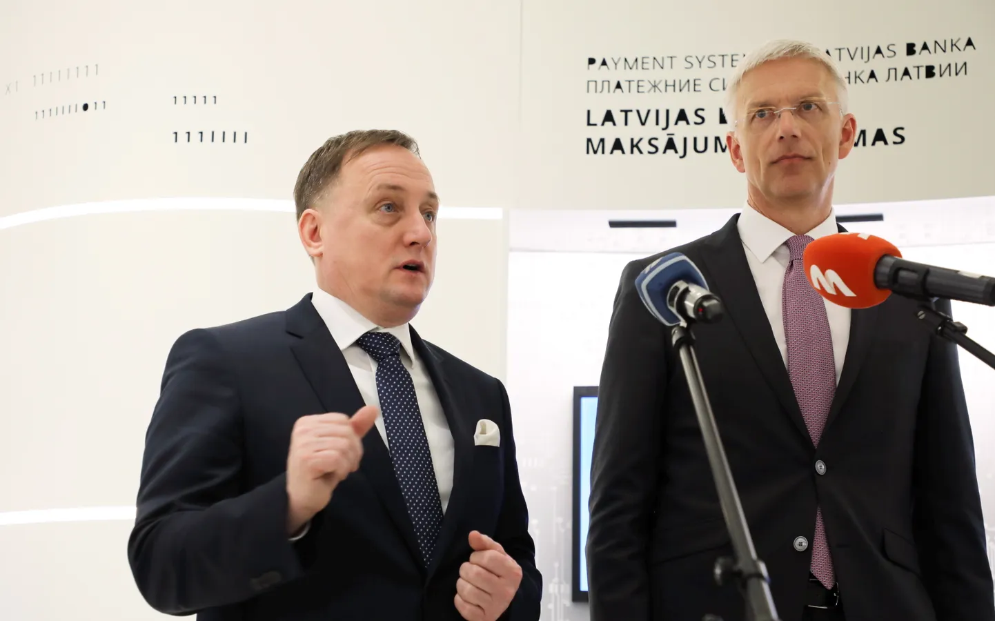 Latvijas Bankas prezidents Mārtiņš Kazāks (no kreisās) un Ministru prezidents Krišjānis Kariņš
