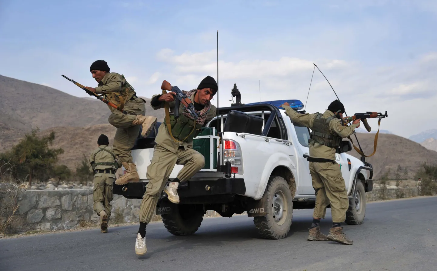 Afganistani politseinikud patrullsõidul Kunari provintsis Nor Gali piirkonnas.