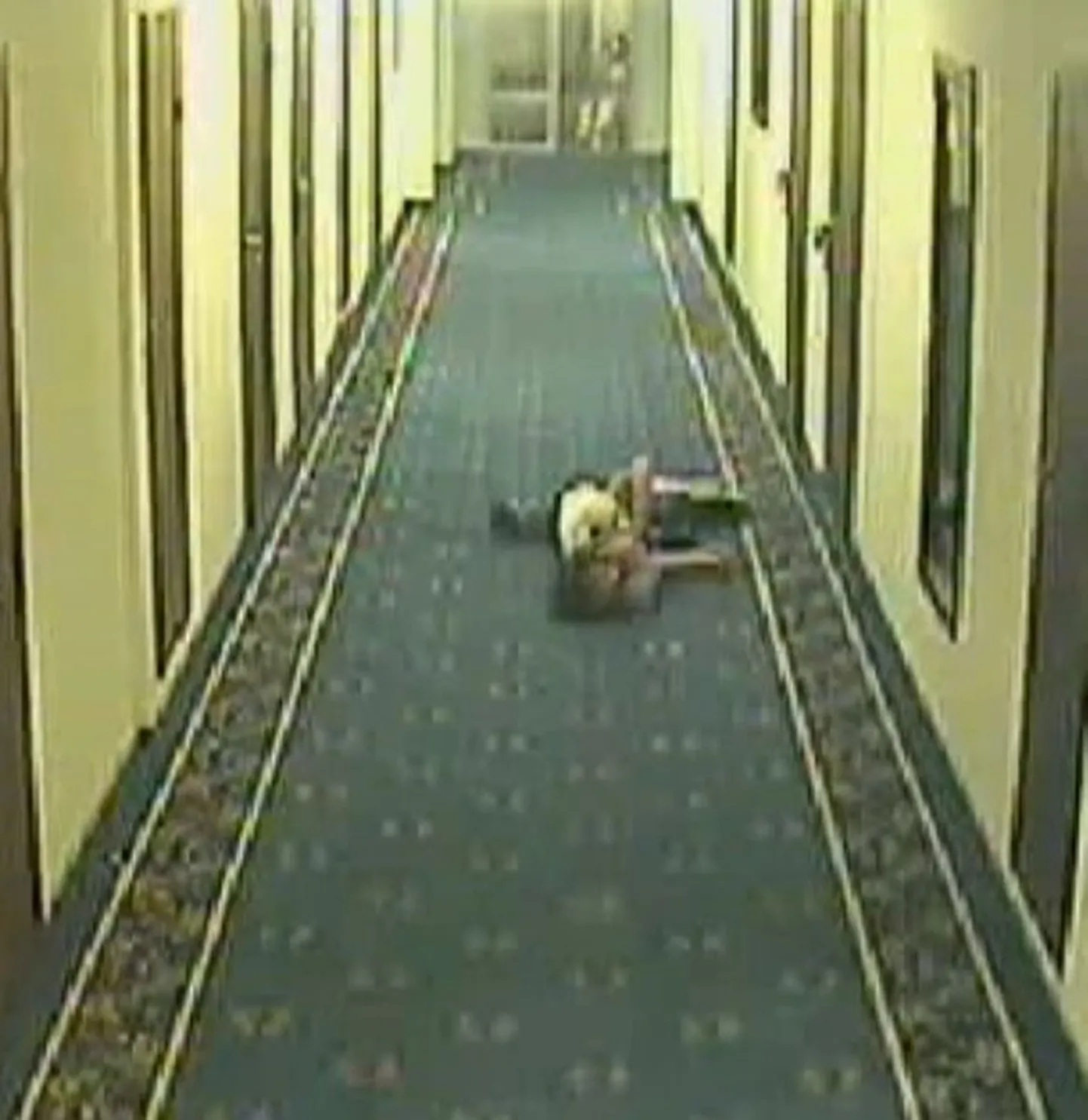 Человек, похожий на Михаила Анисина валяется в коридоре гостиницы.