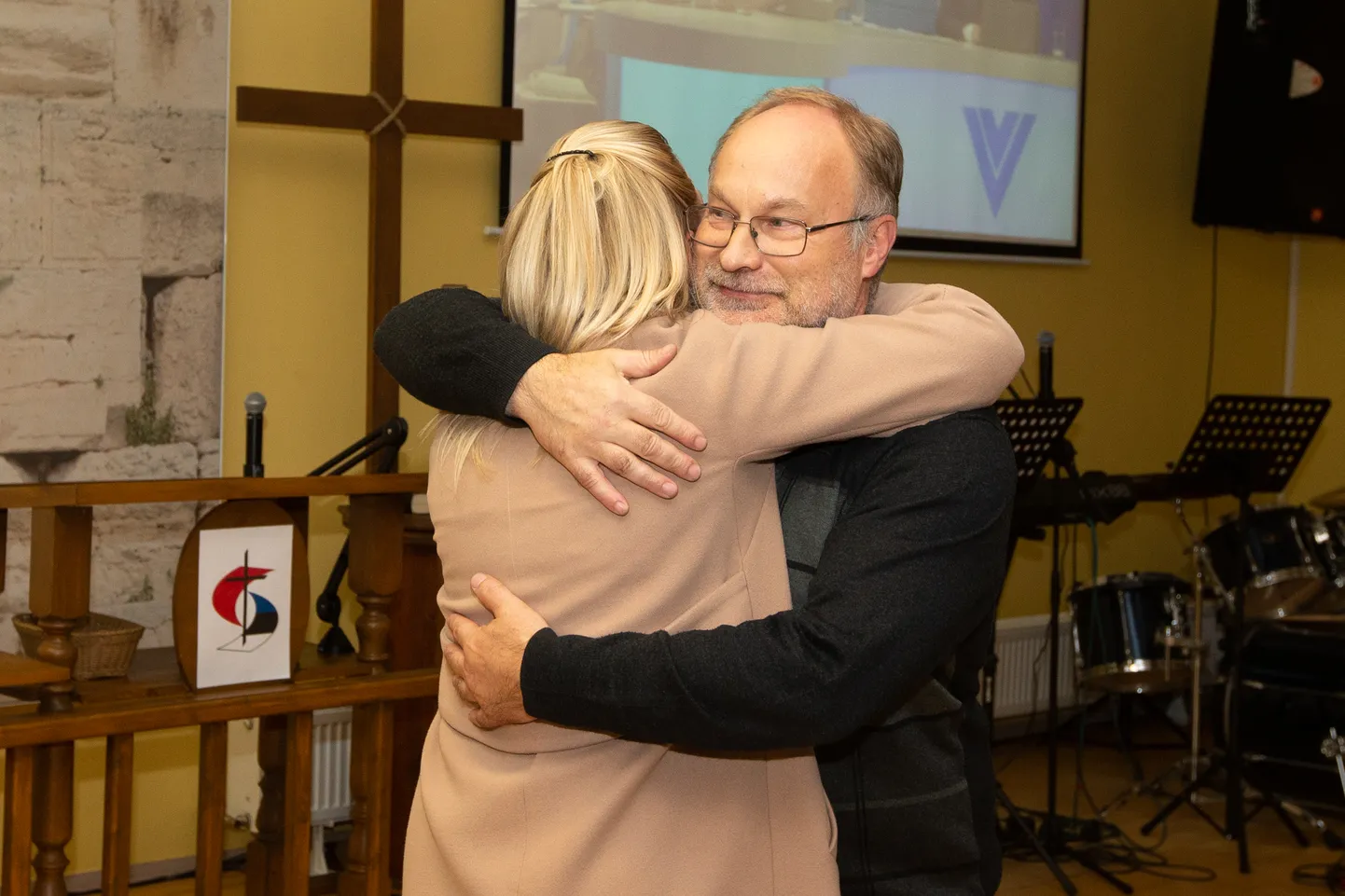 Jõhvi valimised võitnud Vallo Reimaa embab teda õnnitlema tulnud Reformierakonna Jõhvi liidrit Maris Toomelit, kes jätkab ilmselt vallavanemana ka uue võimuga. Reimaa ise peaks saama vallavolikogu esimeheks.