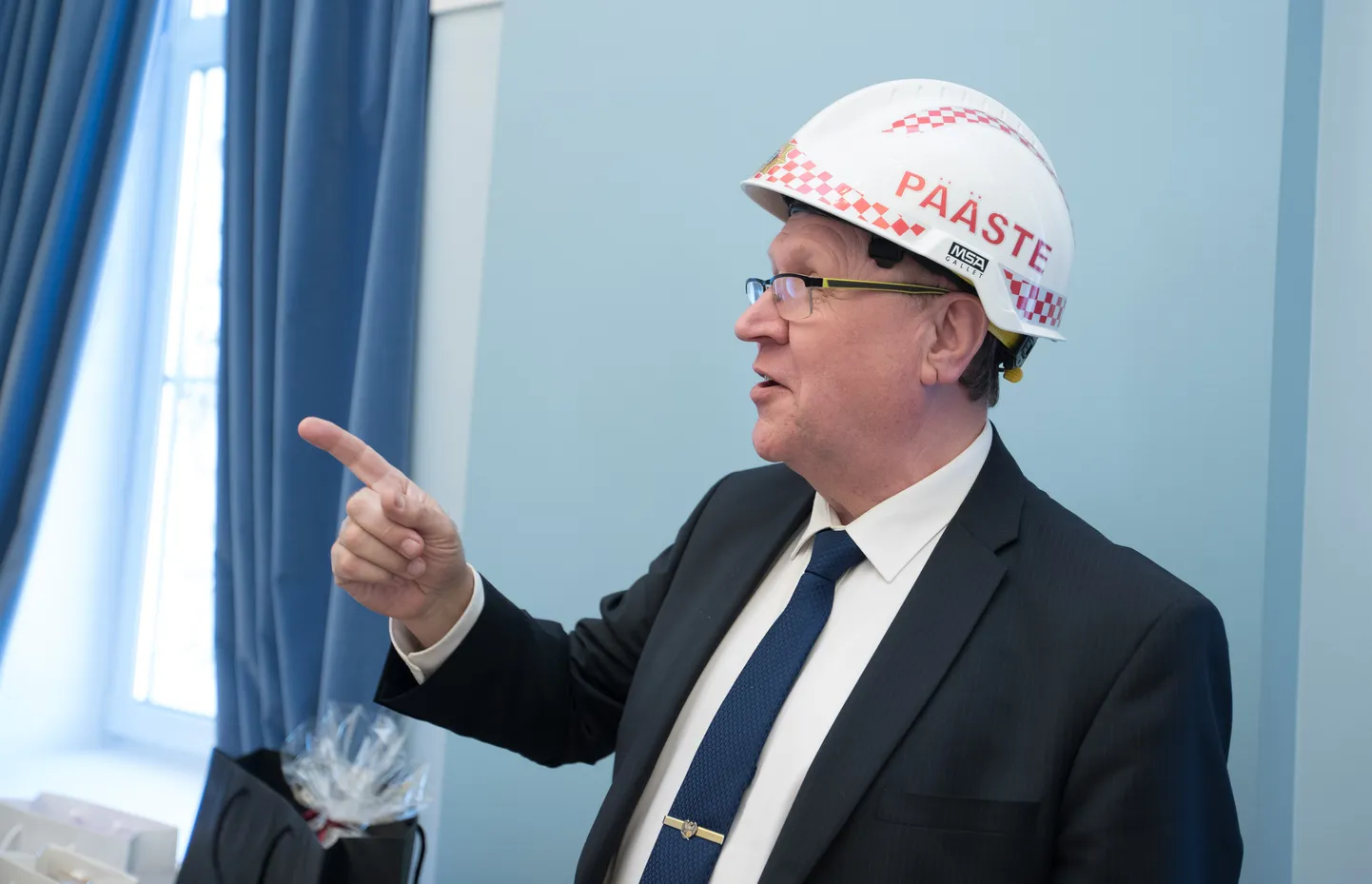 Siseminister Mart Helme ütles, et palgatõusu saavad eesliini töötajad ehk need, kes töötavad nö põllul. Juhtidel ja administratsioonis töötavatel inimestel palka ei tõsteta.