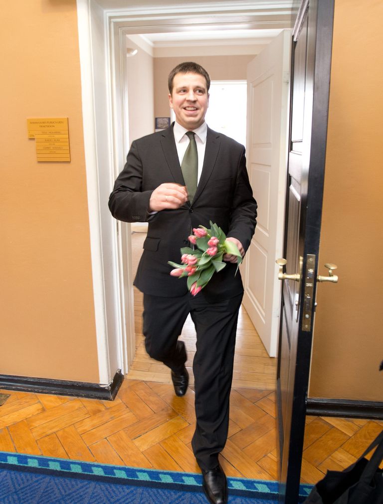 AASTA 2015: Riigikogu aseesimees Jüri Ratas kinkis naistele naistepäeva puhul lilli. Aastal 2019 kandideerib Ratas peaministrina Harju- ja Raplamaal. Tema suurimaks konkurendiks on Reformierakonna esimees Kaja Kallas.