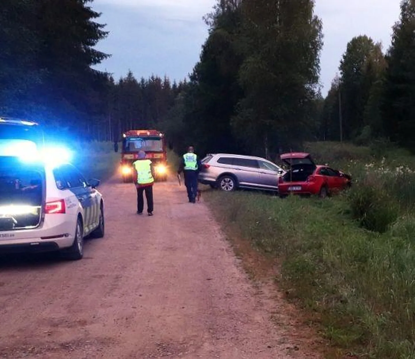 Ka hoiatuslask ei peatanud vargaid ning politseil tuli põgenev Mazda teelt välja suruda.