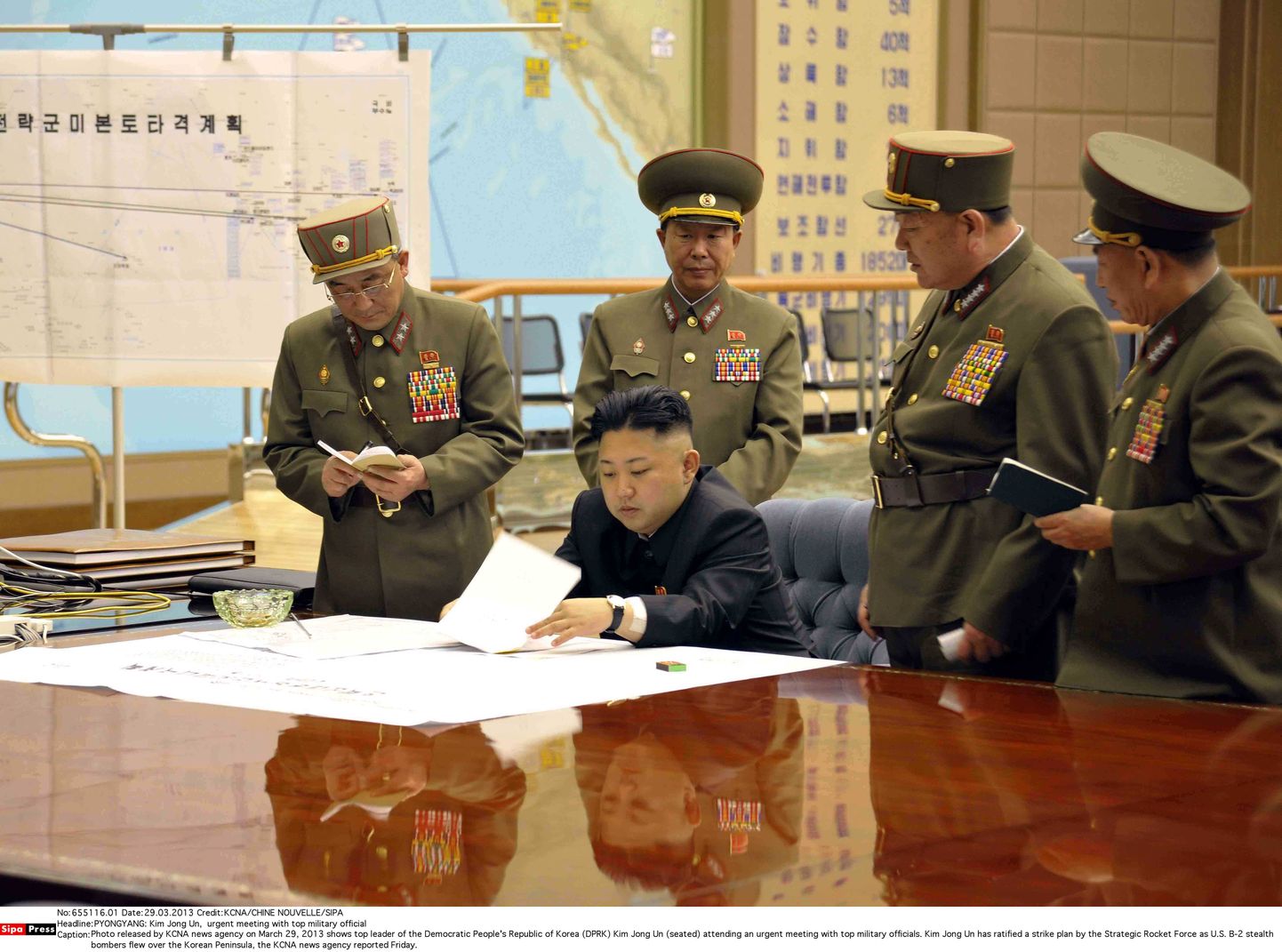Põhja-Korea uudisteagentuuri KCNA foto Kim Jong-uni juhtimisel toimunud  kriisikoosolekust.