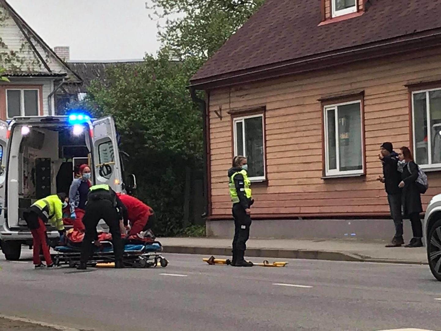 Kiirabi viis Karja ja Kivi tänava ristmiku ülekäigurajal autolt löögi saanud tüdruku haiglasse.