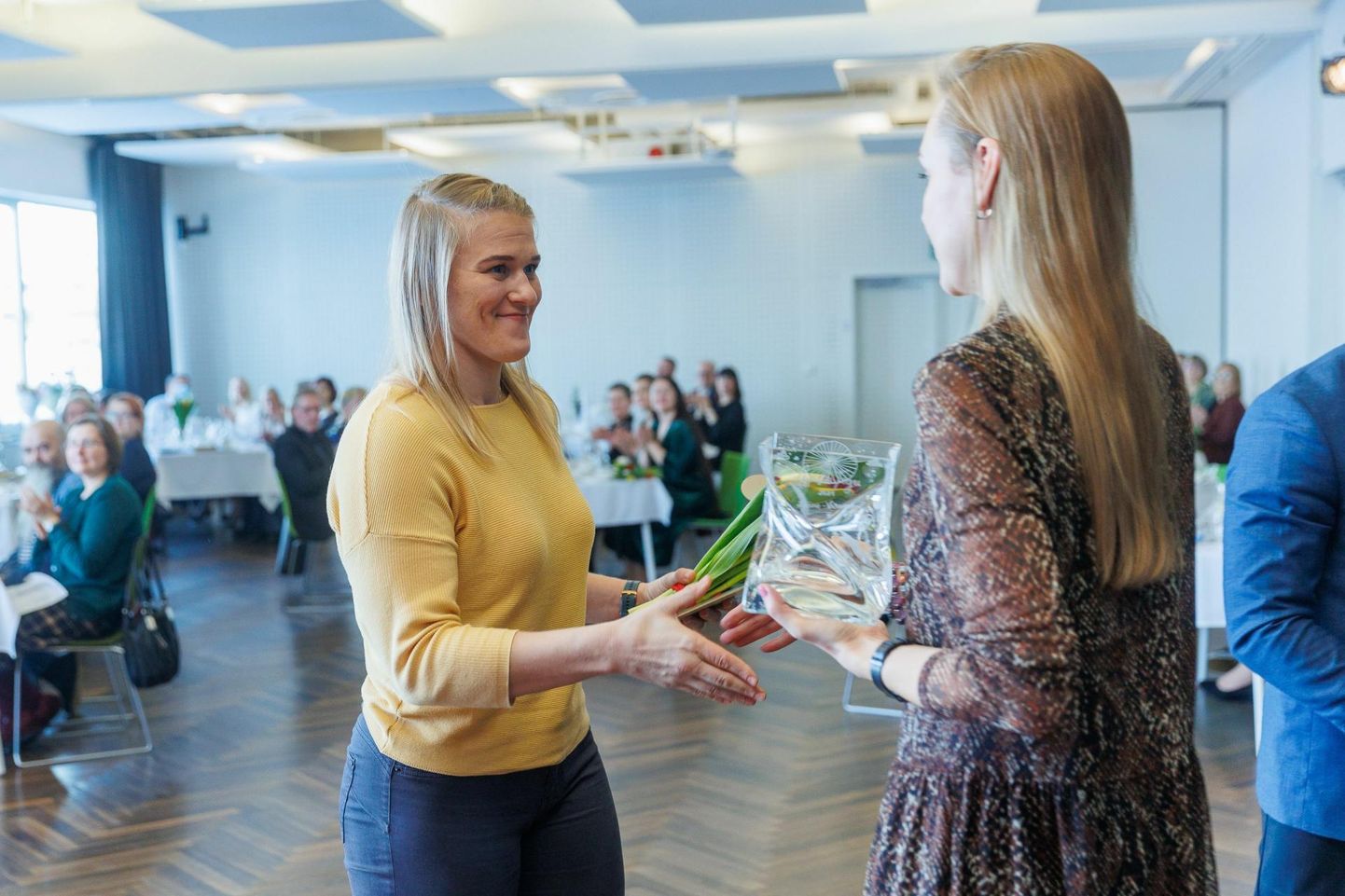 Mullune isikuteo kategooria võitja Epp Mäe (vasakul) võtmas vastu auhinda Virumaa Teataja peatoimetajalt Eva Samolberg-Palmilt.