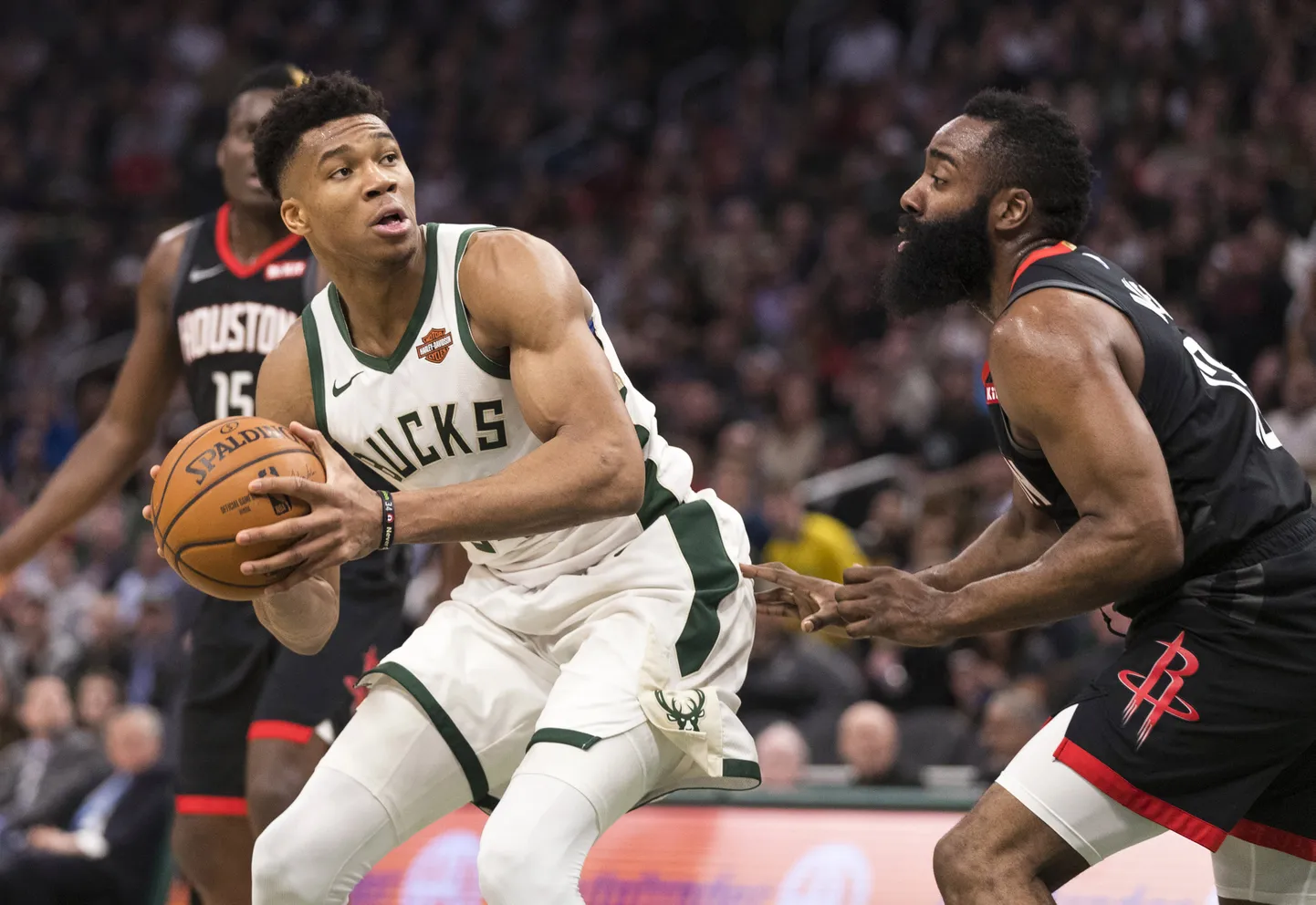 Milwaukee Bucksi Giannis Antetokounmpo (34) võitis eilse duelli Houston Rocketsi James Hardeniga (13).