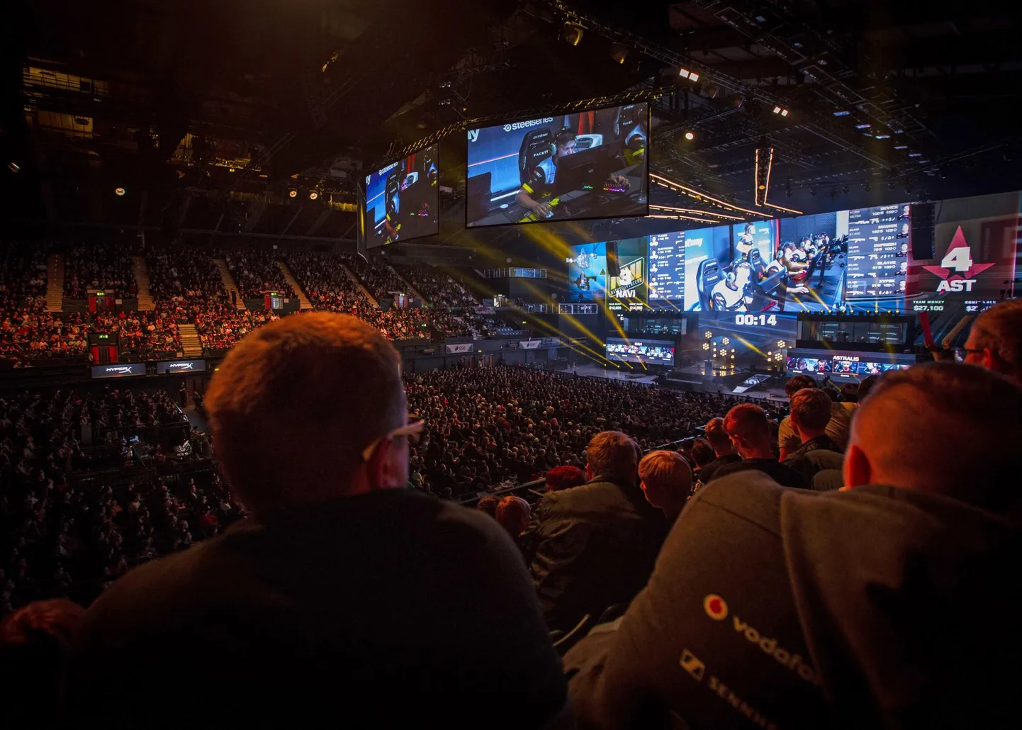 Septembris näitas Soome telekanal YLE2 laupäeva õhtul neli tundi otseülekannet Londonis toimunud videomängu «Counter Strike: Global Offensive» tippturniirilt FACEIT Major. Saalis oli tuhandeid piletiga pealtvaatajaid, nad elasid kaasa suurel ekraanil näidatud videomängulahingutele, kus eesmärk oli vastasmängija karakter ära tappa. FOTO: Lauren Hurley /EPA/Scanpix