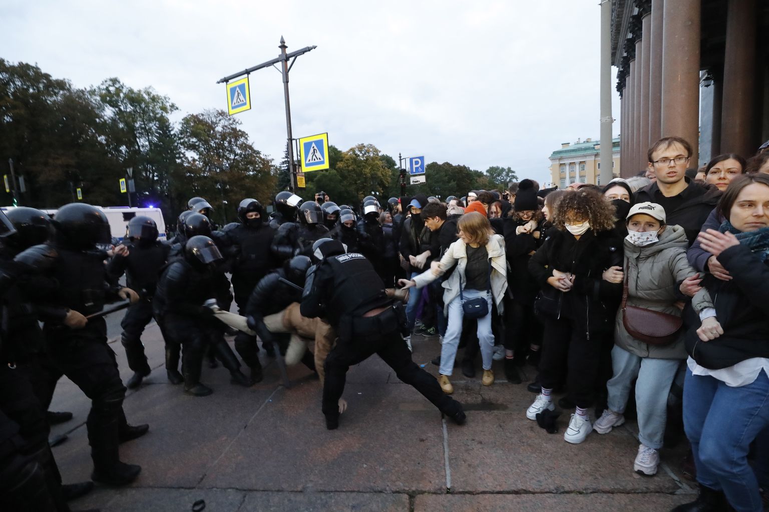 Politseinikud vahistavad eile Peterburis mobiliseerimise vastu meelt avaldavaid inimesi.