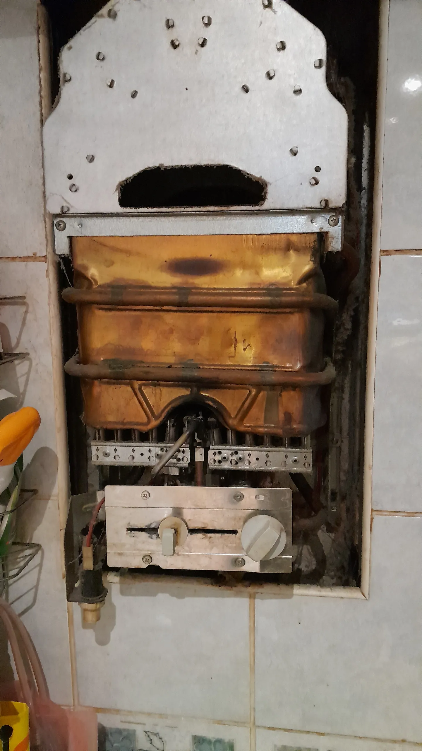Вызвавший отравление в Нарве газовый прибор, из которого произошла утечка.