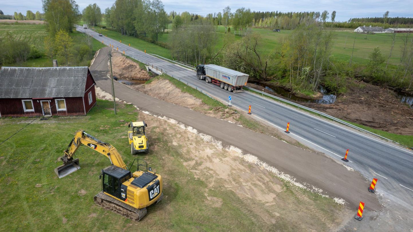 Abja-Paluoja lähedal läheb remonti Jussi sild ning liikluse tarvis on kõrval valminud ajutine tee.