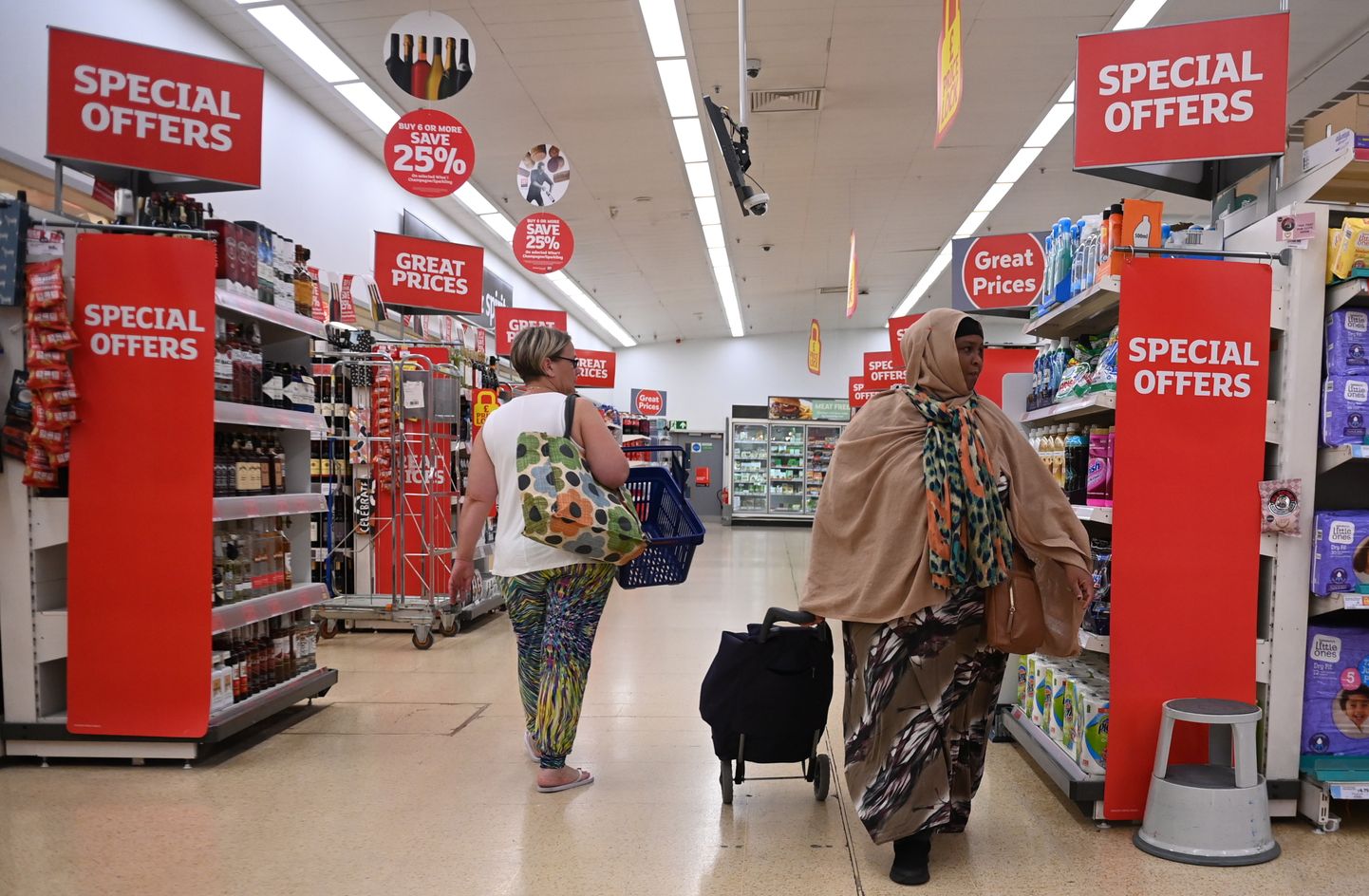 Poekülastajad Londoni supermarketis.