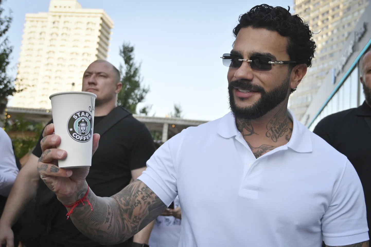 Vene räppar ja ettevõtja Timur Junussov, paremini tuntud kui Timati, poseerib äsja avatud Stars Coffee kohvipoe ees, mis asub Moskvas Starbucksi kohvipoe endises asukohas.