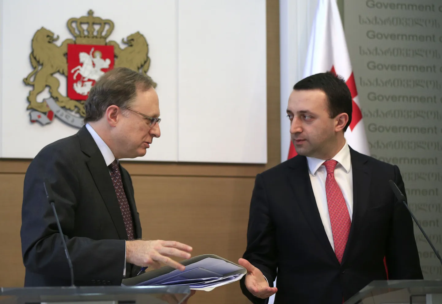 Gruusia peaminister Irakli Garibašvili, (paremal) ja NATO asepeasekretär Alexander Vershbow.