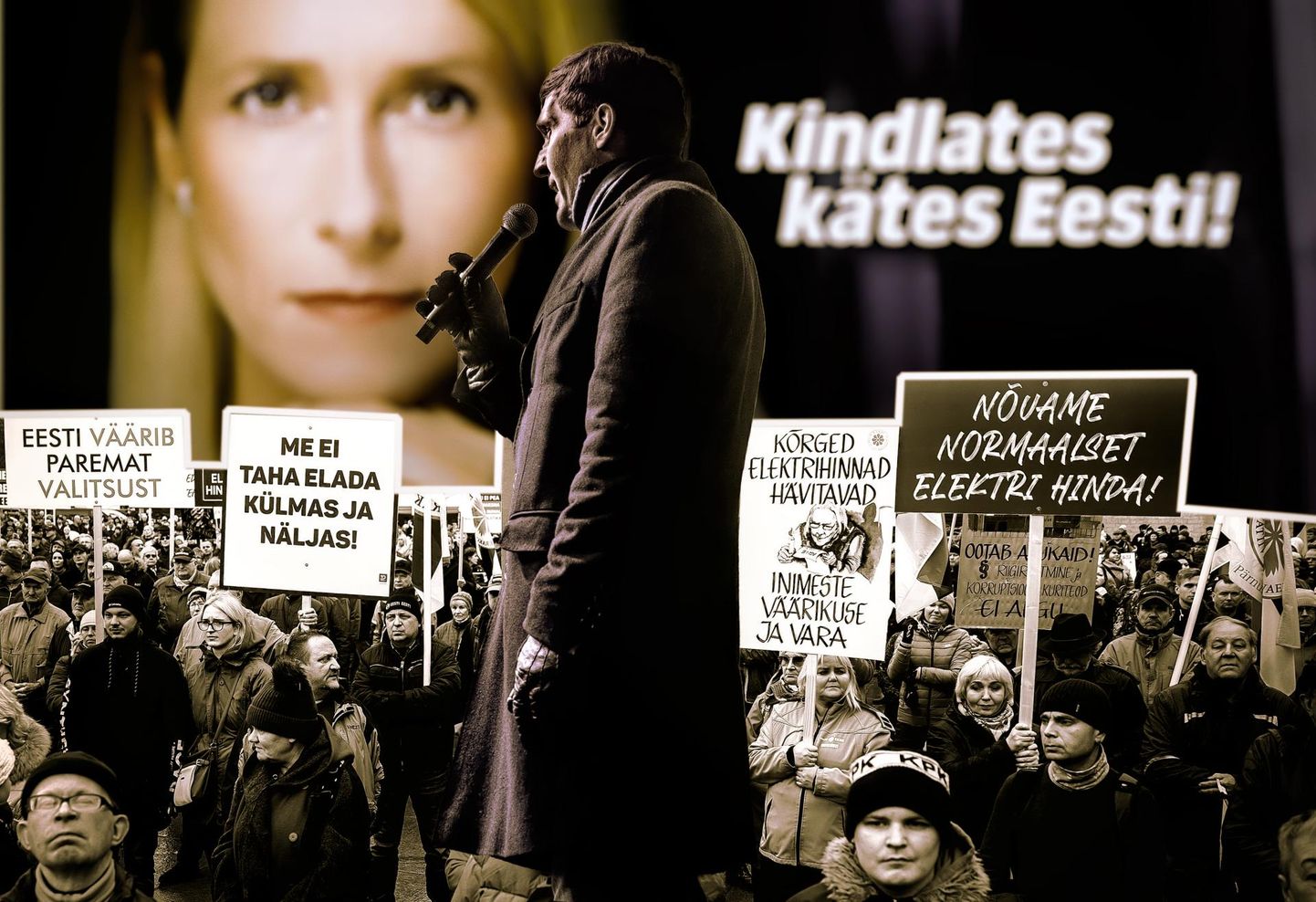 Kaja Kallas Reformierakonna kampaaniaplakatil ja Martin Helme EKRE meeleavaldusel. 