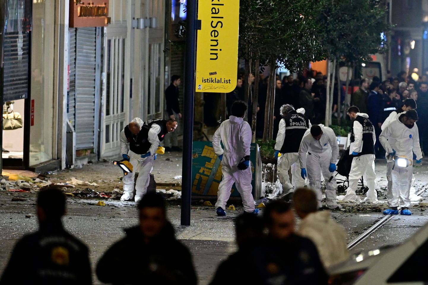 Uurijad tegutsemas Istanbuli plahvatuspaigas. Foto on illustratiivne.