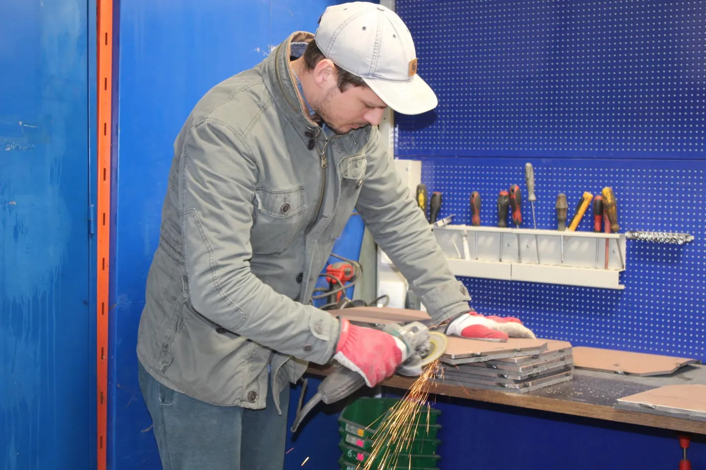 Pärtel Soosalu rolliks oli metallplaatide servi ümaramaks lihvida.
