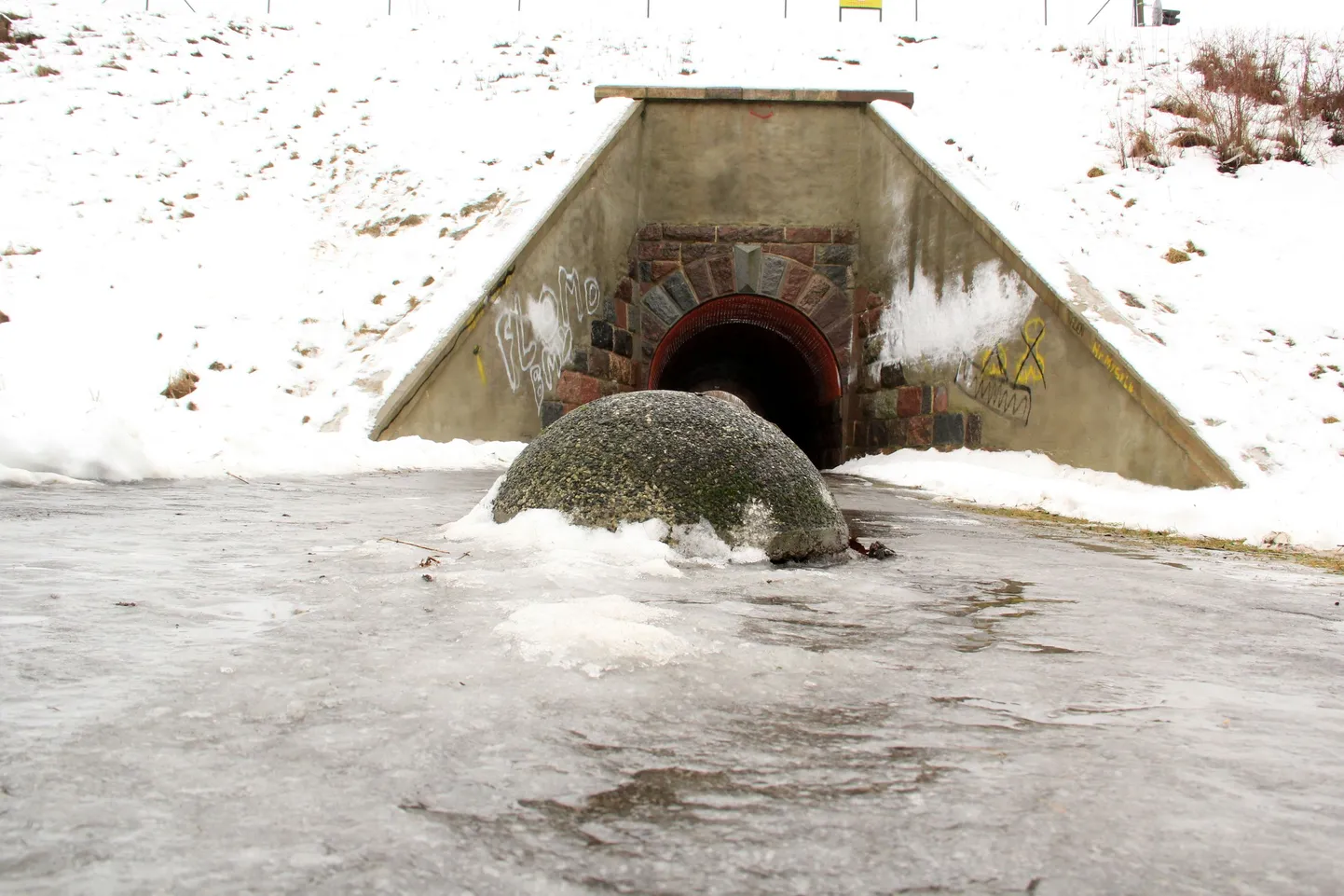 Kui vahepeal oli jalakäijatele mõeldud tunnel ka autojuhtide meelispaik, kust läbi sõita, siis nüüd on nende teed tõkestamas betoontõkised.