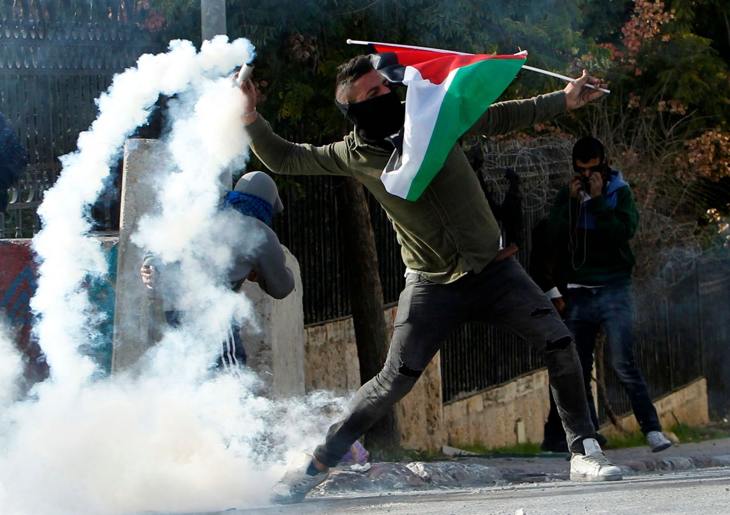 Palesiina meeleavaldaja Läänekaldal Iisraeli julgeolekutöötajate suunas pisargaasipurki viskamas.