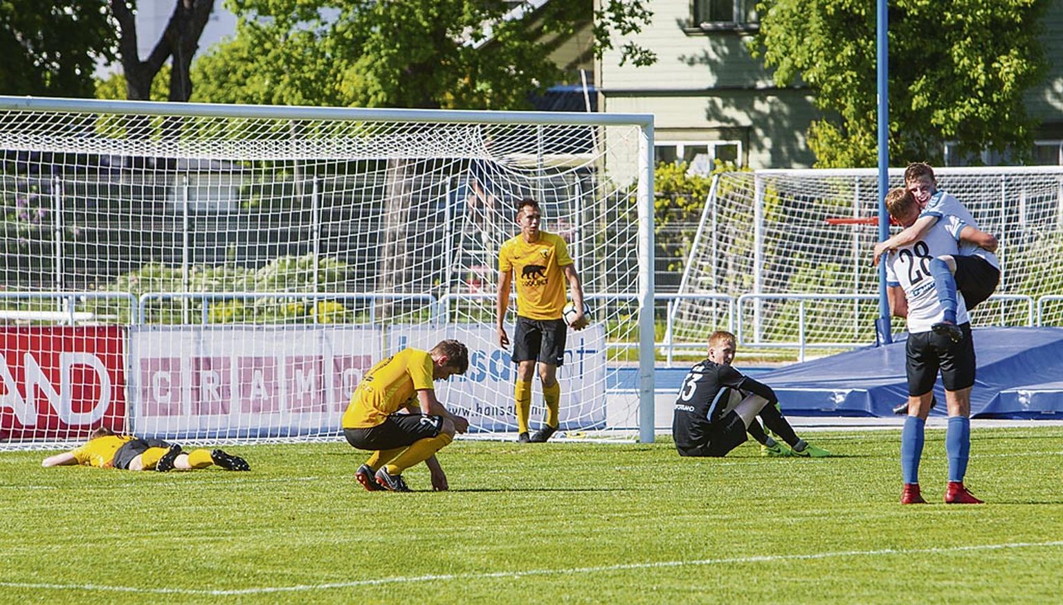 Pilt ütleb rohkem kui tuhat sõna: kalevlased võidujoovastuses, Vaprad Karud pettunud.