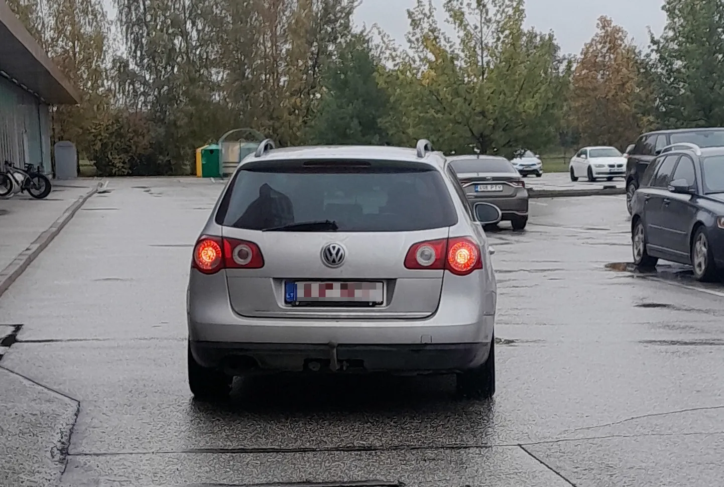 Leedu numbrimärgiga sellise autoga sõitvad inimesed otsisid eile agaralt Tartus Prisma parklas nõude ostjaid.
