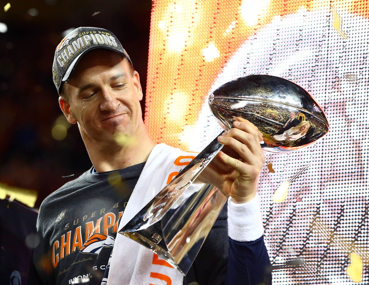 Lähipäevil ilmselt karjääri lõpust teatav Peyton Manning võib rahulikult Super Bowli võitjakarikat imetleda.