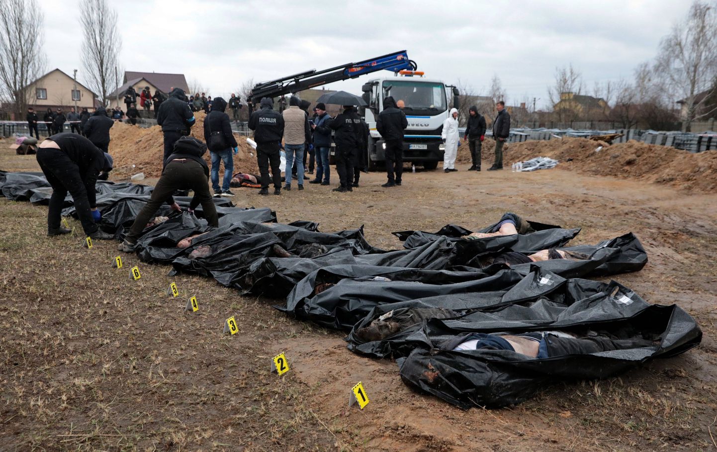 Krievijas okupantu noslepkavoto cilvēku līķi masu kapa vietā Bučā
