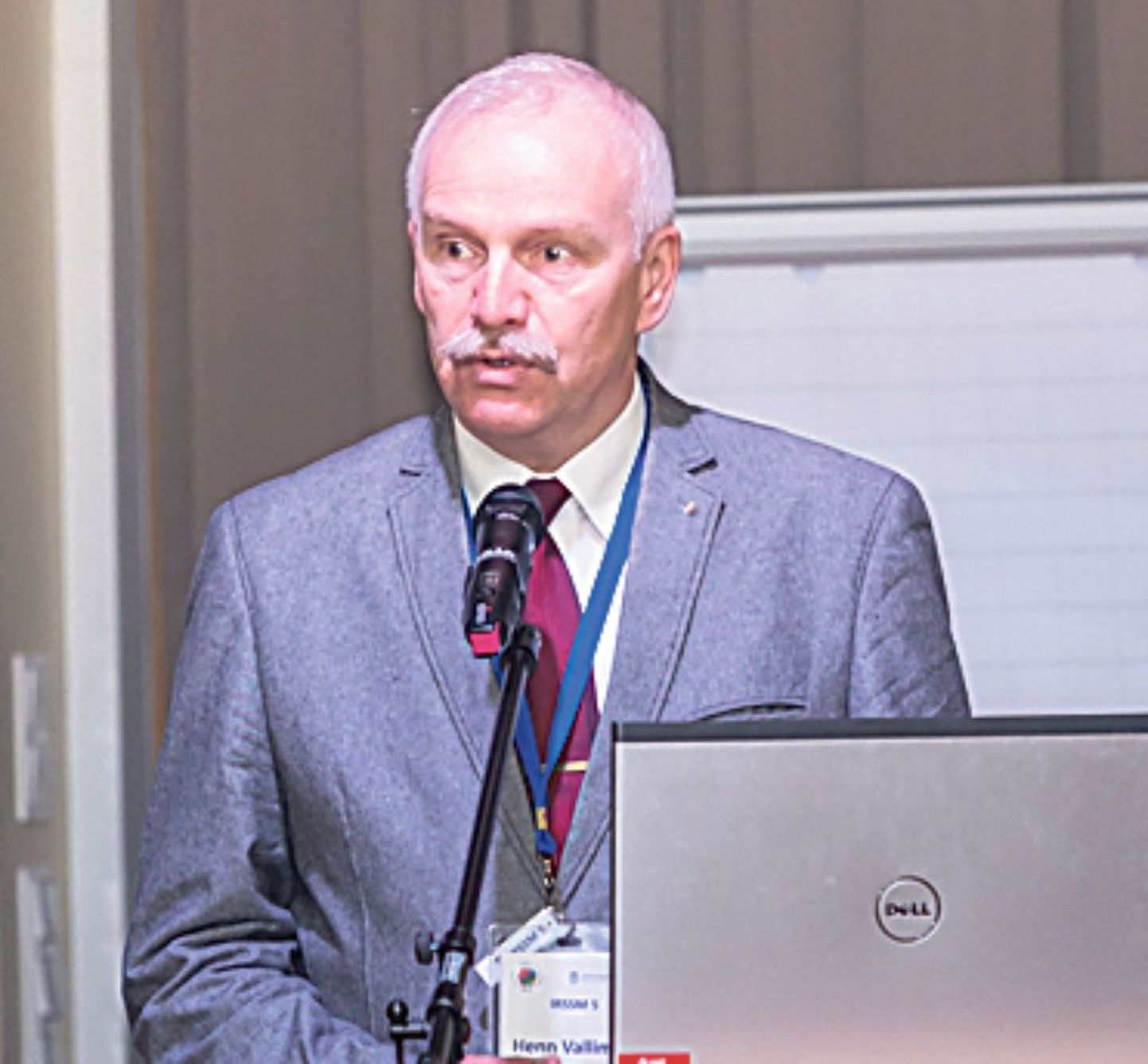 Teaduskonverentsi avas Pärnu kolledži direktor Henn Vallimäe.