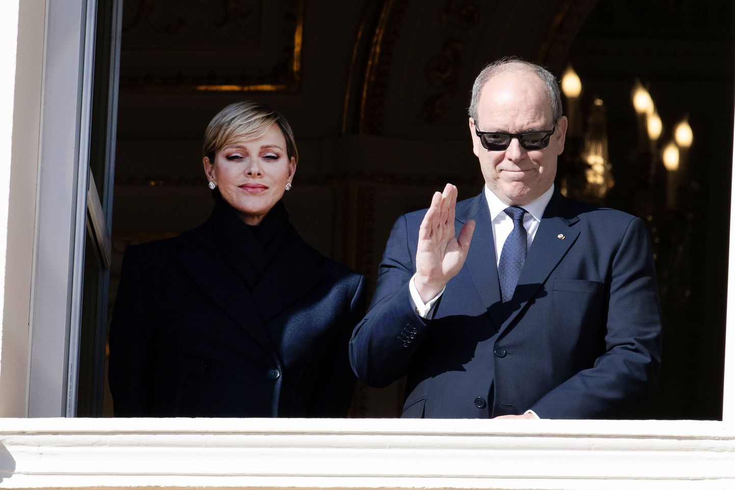 Monaco vürst Albert II ja vürstinna Charlene 27. jaanuaril 2024 Monaco kaitsepühaku Devota päeval vürstipalee rõdult rahvale lehvitamas