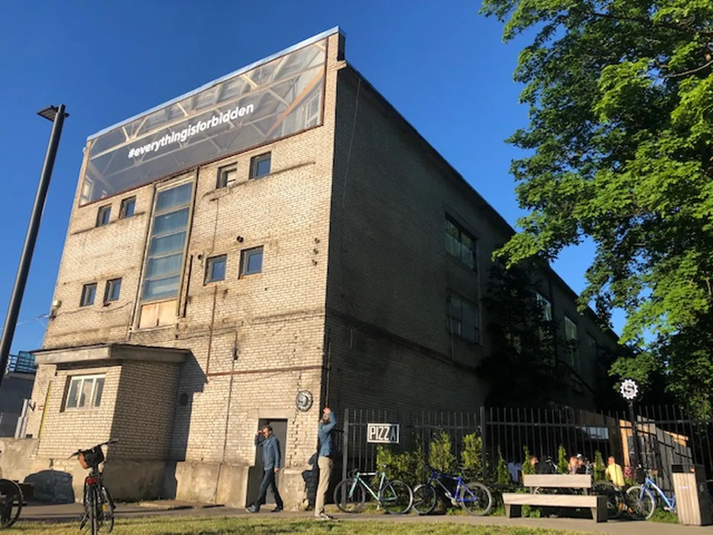 Klubi HALL.