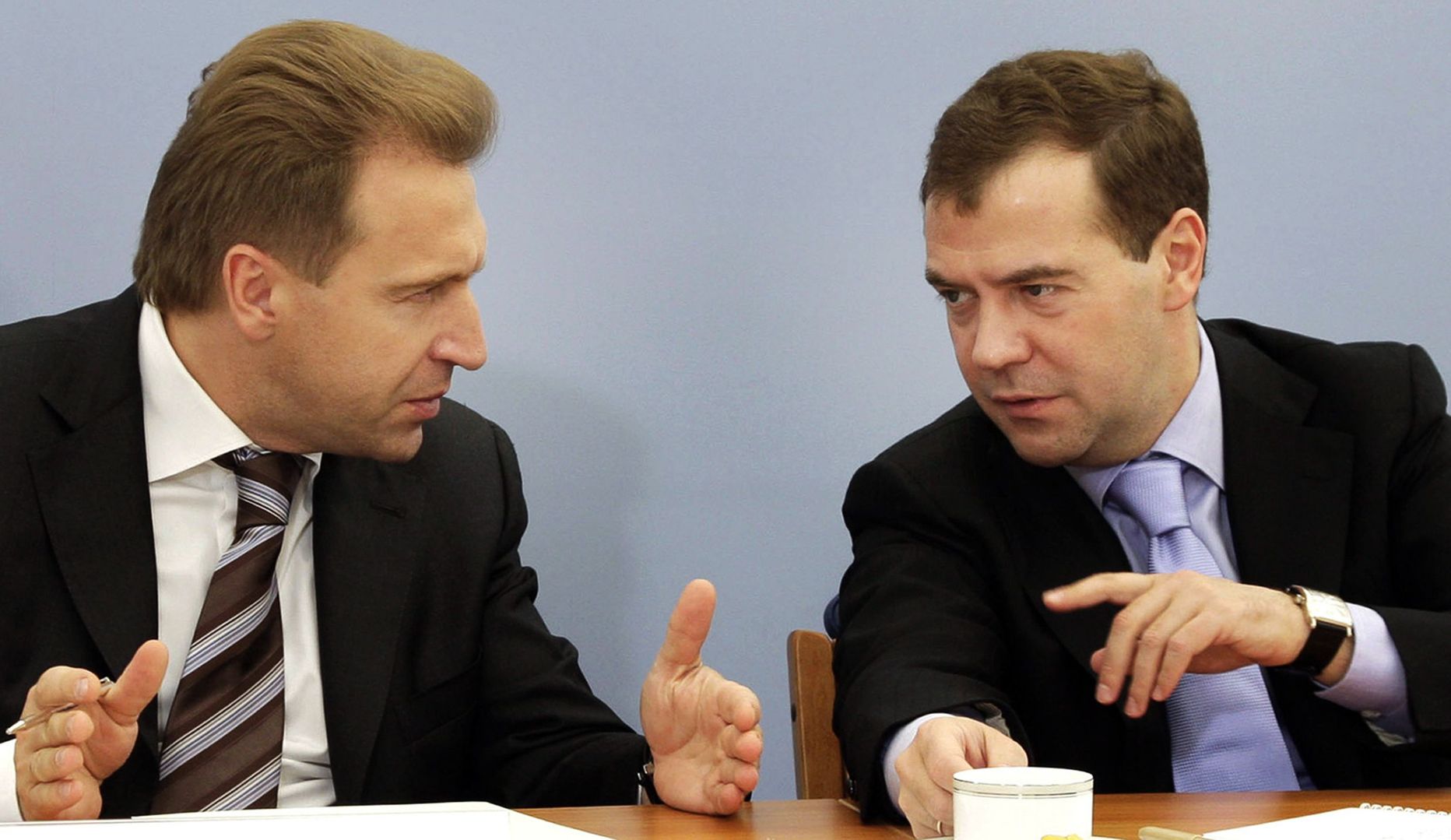 Vene peaministri esimene asetäitja Igor Šuvalov (vasakul) koos president Dmitri Medvedeviga.