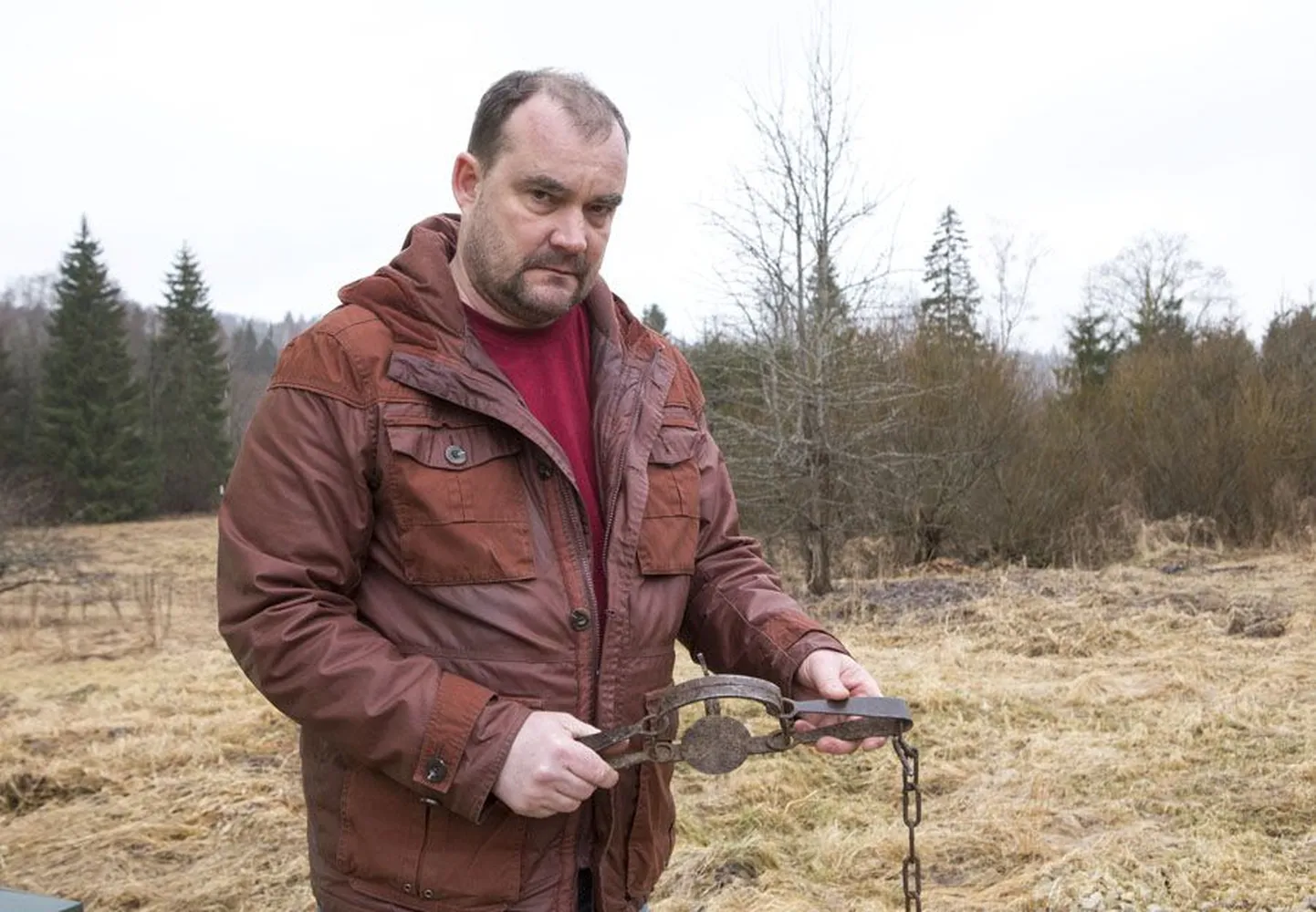 Margus Kuld, kes oma kodutalu maadelt illegaalse jahiriista avastas, on salaküti peale väga kuri: saarma asemel võinuks lõksu sattuda koduloom või laps. Ohtlikku püünist nimetatakse taldriklõksuks ja see on jahiseadusega keelatud.