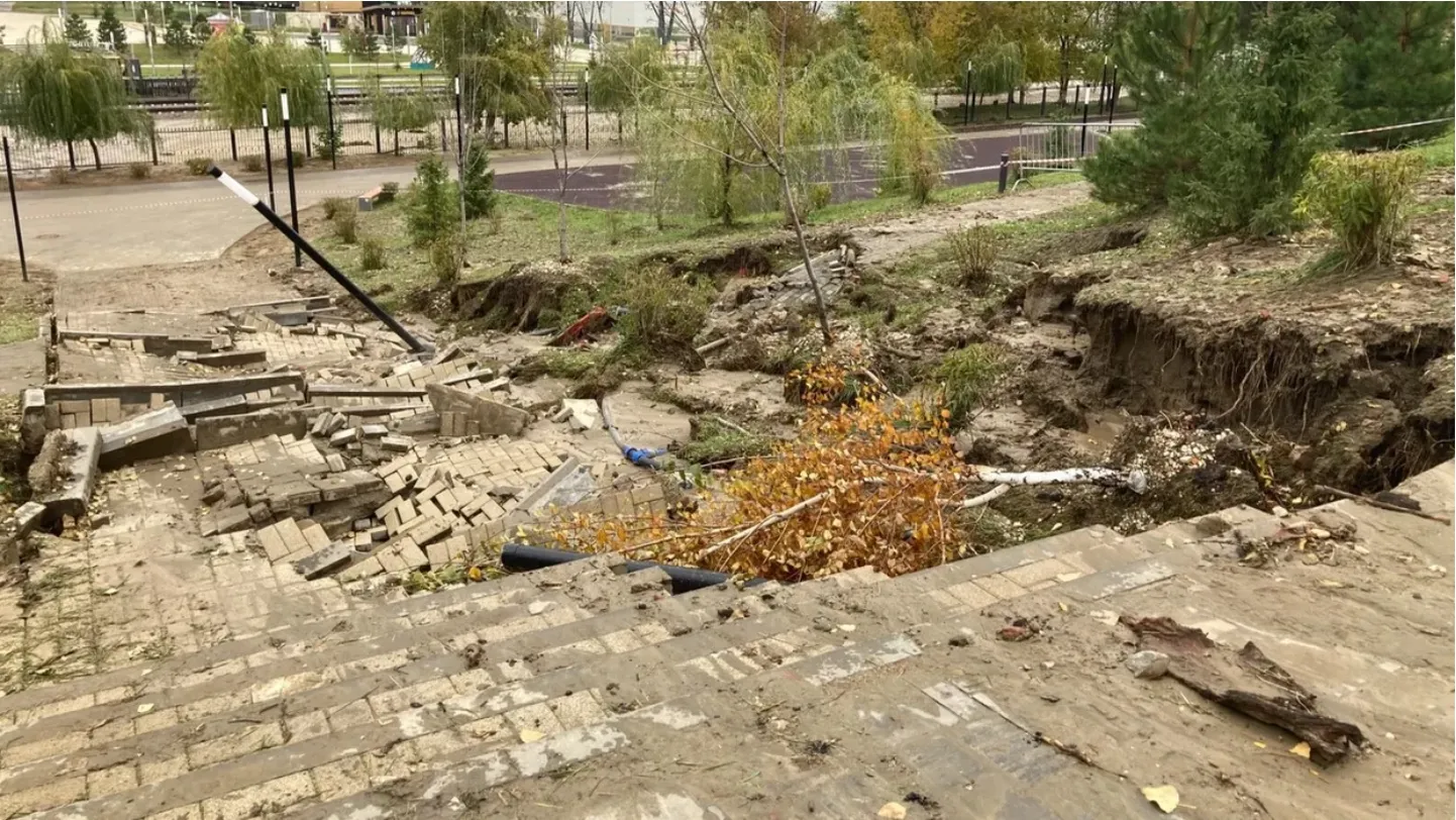 Провал, образовавшийся после прорыва канализации в Волгограде.