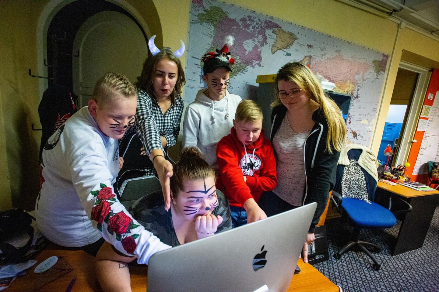 Noored, kes loovad ajalehte: (vasakult) Henry Hiiemäe, Viktoria Musakko, Meiran Viljak, Jolanda Pikerpõld, Gregor Laats, Dagny Sumin.
