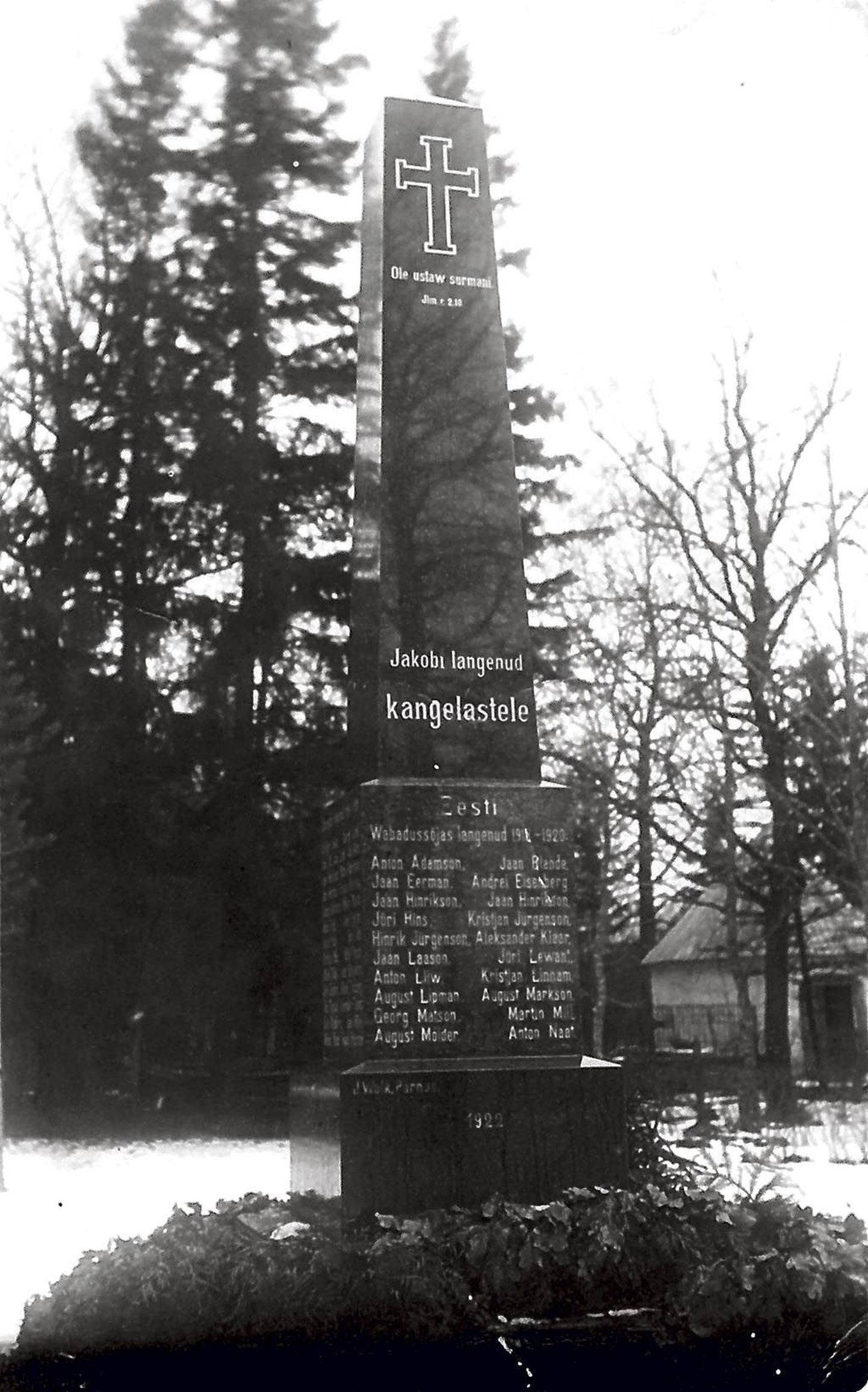 Pärnu-Jaagupi muinsuskaitse seltsi esimesi ülesandeid oli asuda 1945. aastal purustatud Vabadussamba taastamisele. Purustatud samba tükkide peitmise lugu aga on veel lõpuni rääkimata.