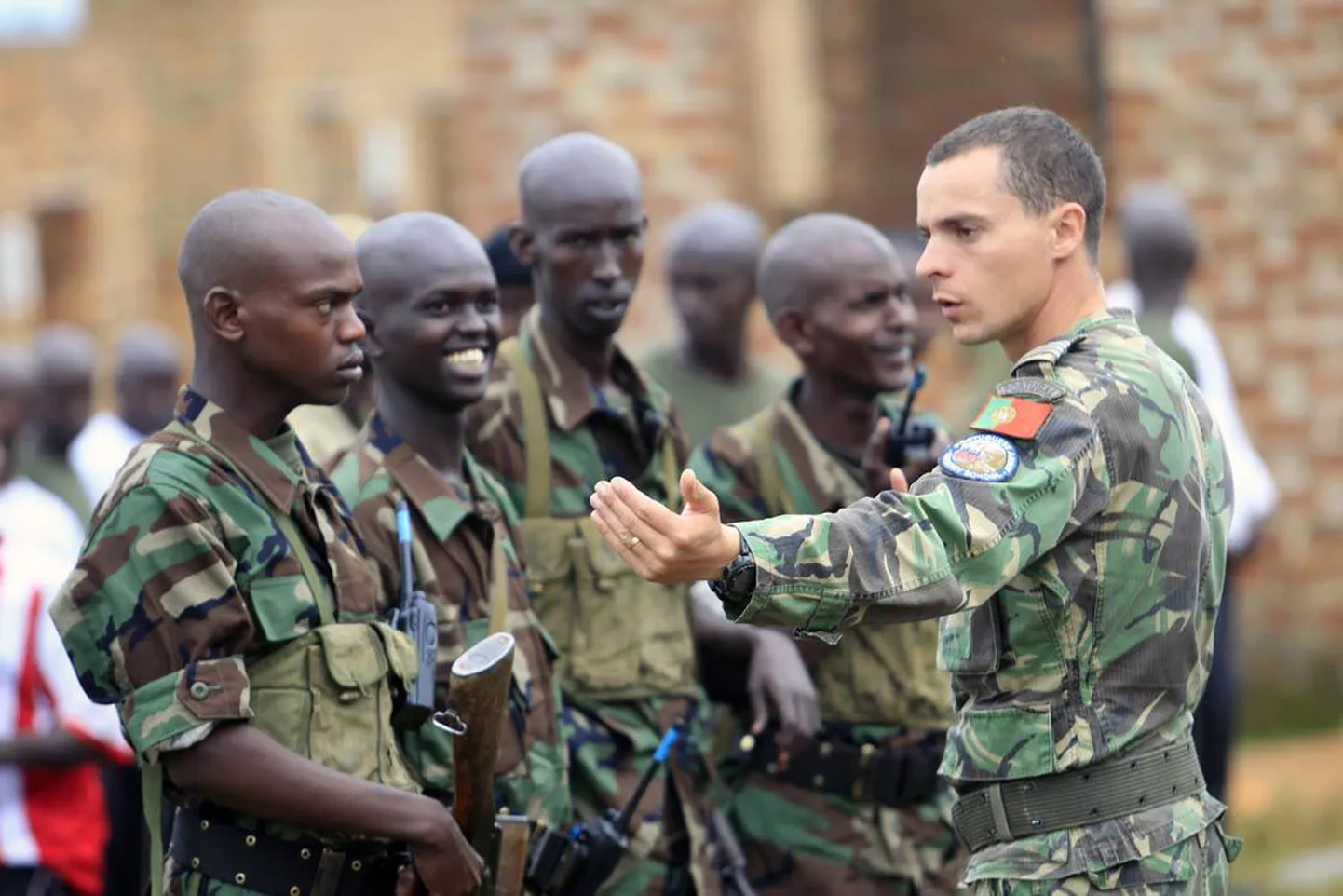 Mali pole sugugi esimene Aafrika riik, kus EL väljaõppemissiooniga kohalikke toetab. Pildil on Portugali instruktor oma somaallastest koolitatavatega 1. veebruaril Kampalas toimunud EUTMi programmi lõputseremoonial.