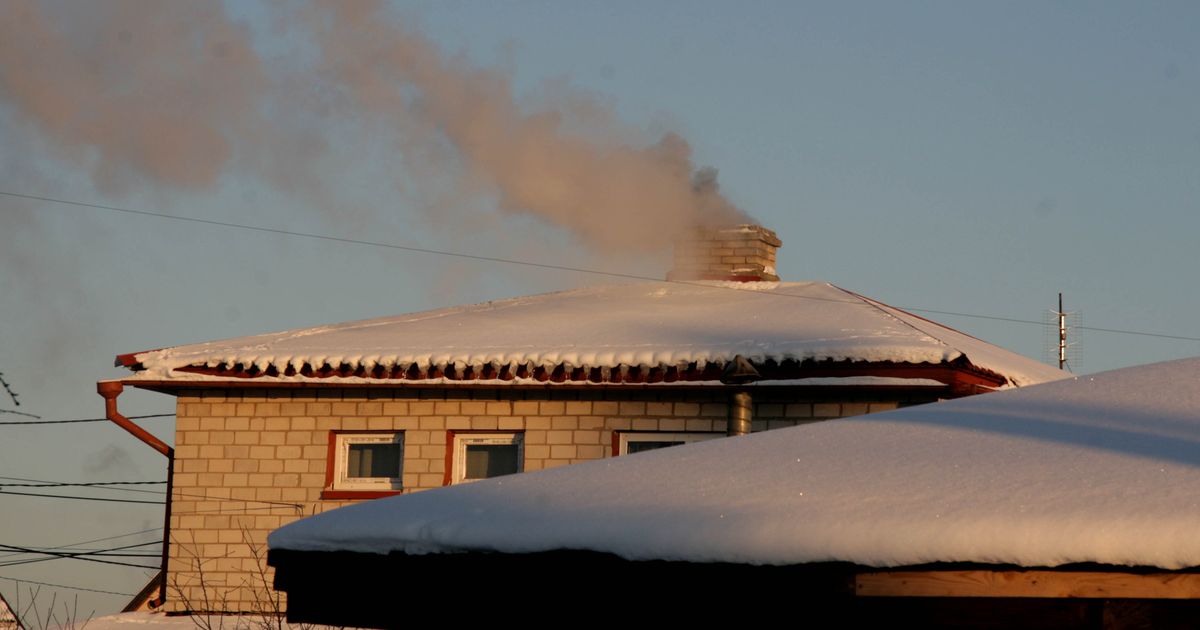 Из трубы летели искры, спасатели разбудили жильцов дома