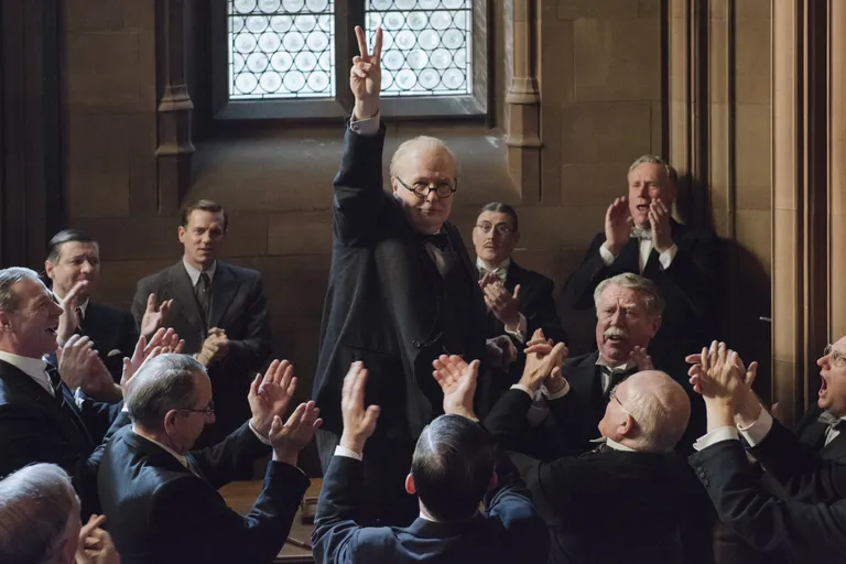 «Süngeim tund»: «Mul pole teile pakkuda muud, kui verd, higi ja pisaraid,» ütles Churchill (keskel, kehastab Gary Oldman) oma kuulsas Victory-kõnes.