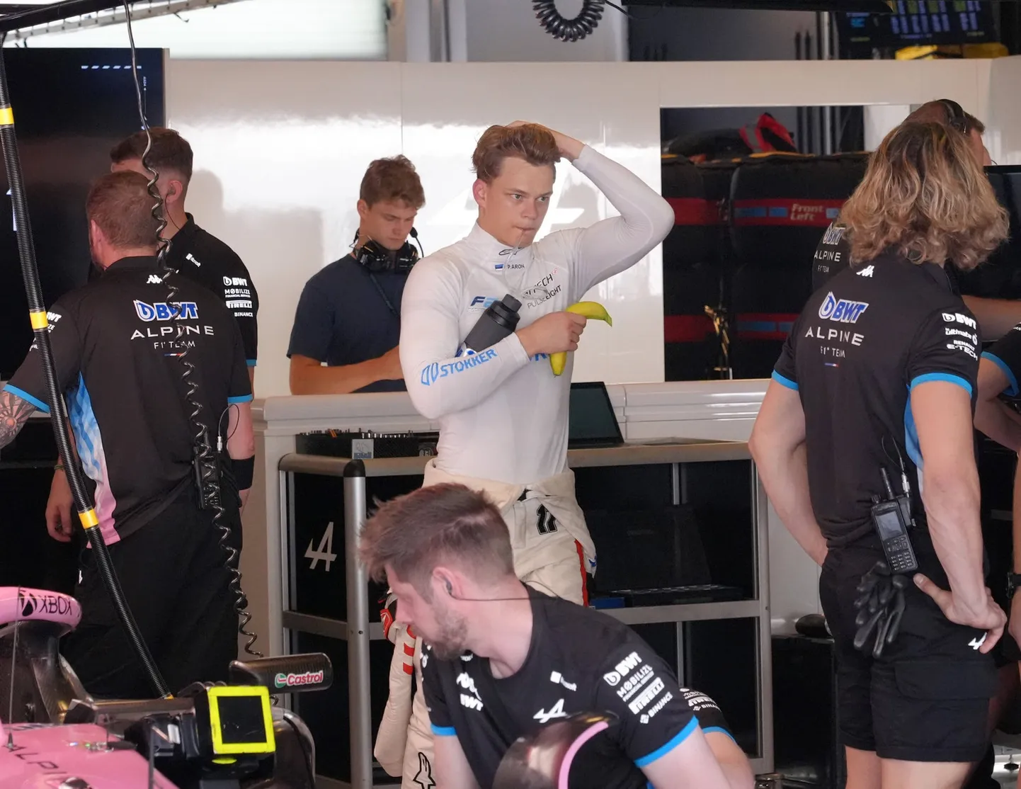 Paul Aron Alpine'i F1 tiimi garaažis.