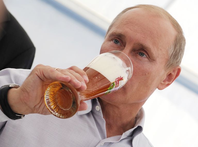 Путин пьет пиво, Россия, Выборг, 2009 год.