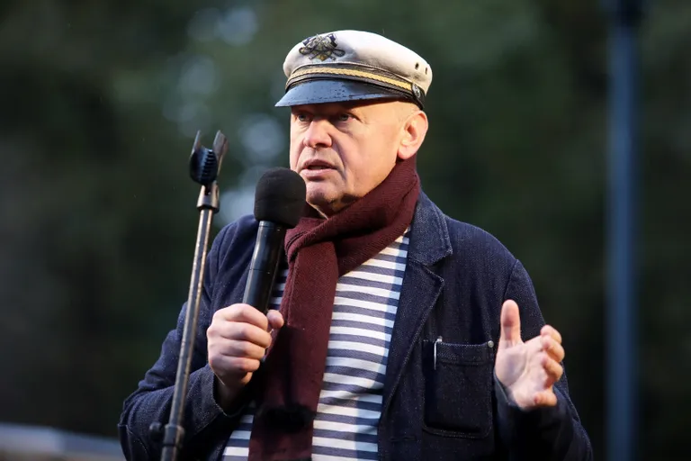 AS "Brīvais vilnis" valdes priekšsēdētājs Arnolds Babris piedalās Saeimas deputāta Alda Gobzema organizētā sapulcē Esplanādē.