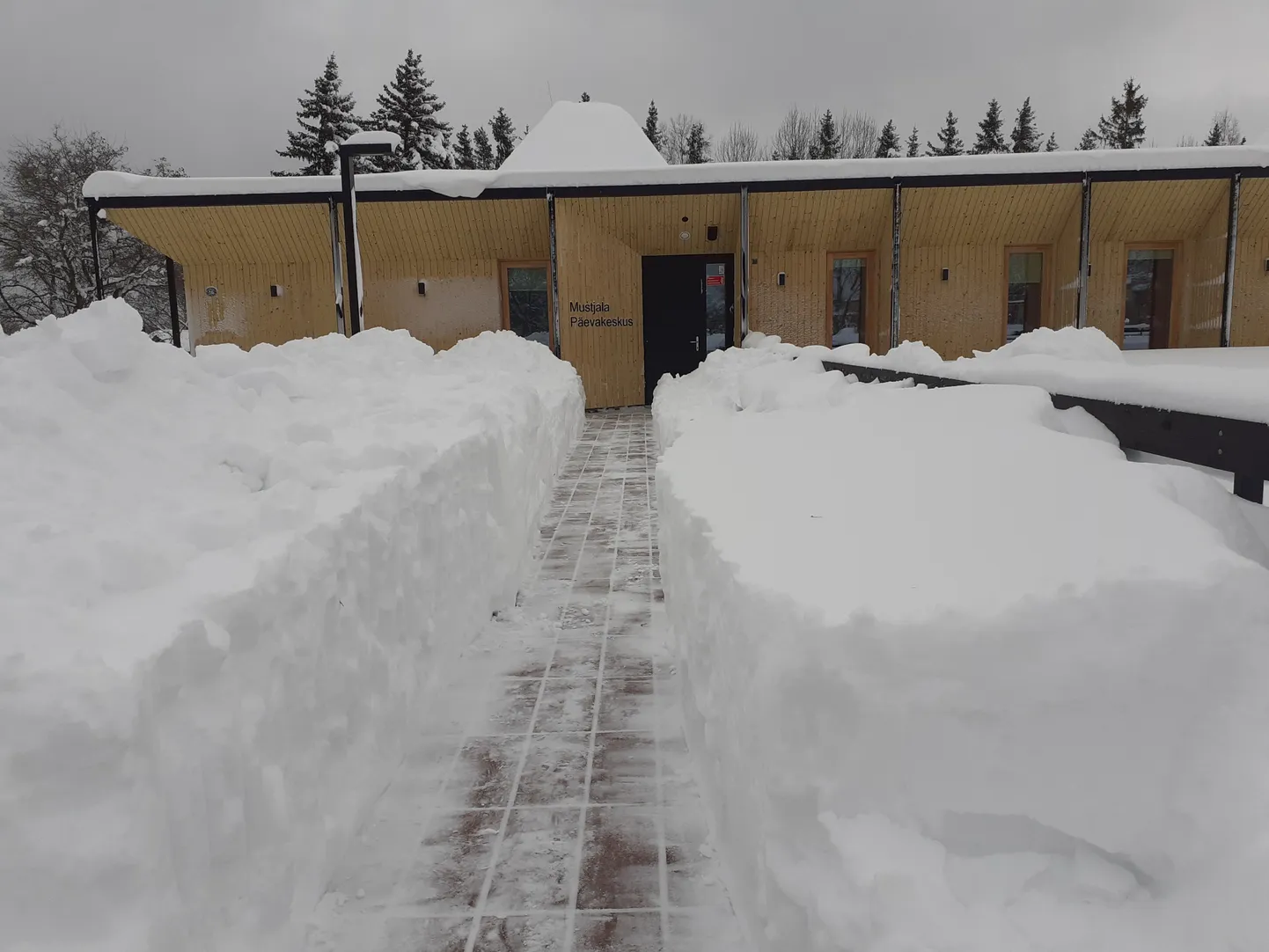 Mustjala päevakeskus paistab hangede vahelt vaevalt välja.