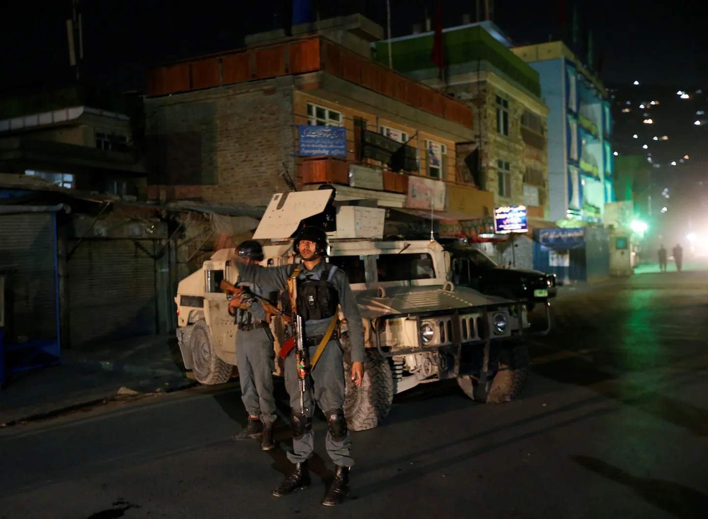 Afgaani politseinik sündmuskoha lähedal Kabulis 11. oktoobril.