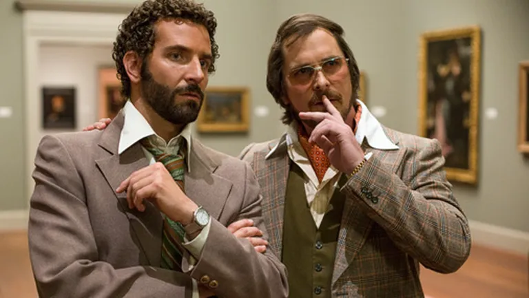 Bredlijs Kūpers (no kreisās) un Kristians Bels filmā "American Hustle"
