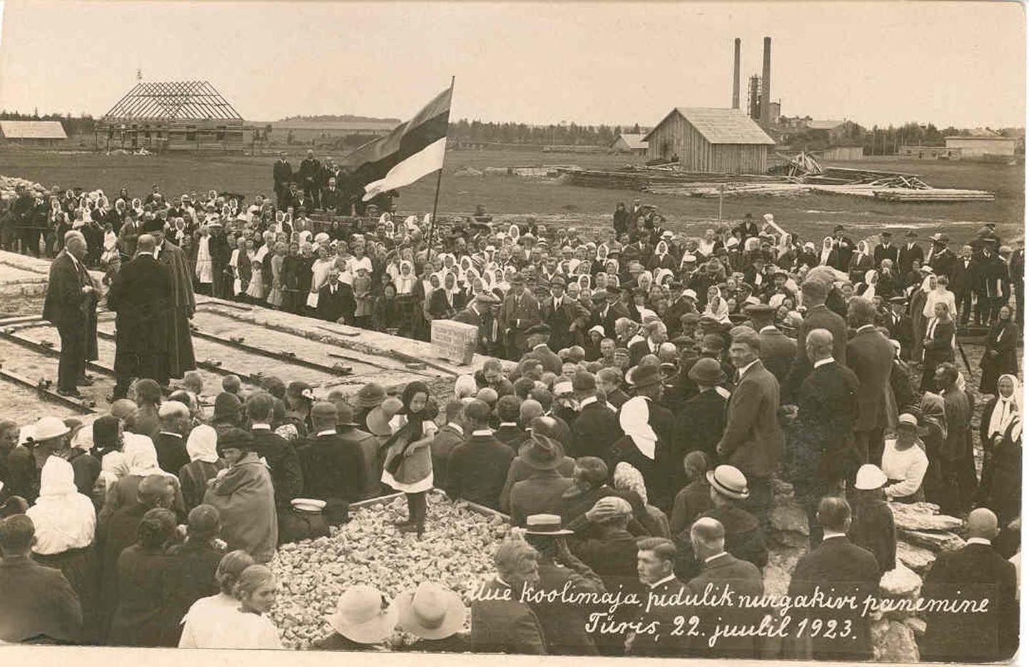 Rahvas kogunes Türi alevi tulevasele  aiamajandusgümnaasiumile nurgakivi panema 22. juulil 1923.