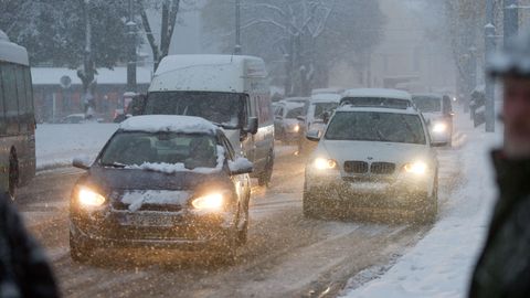 В Эстонию пришли снегопады: на дорогах скользко, уже столкнулись легковушка и автобус
