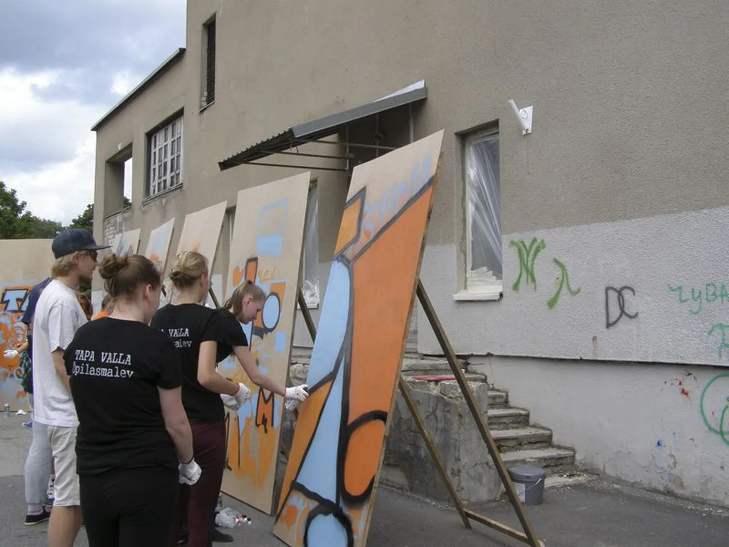 Loominguline ühendus Multistab korraldas Tapa noortele töötoa, kus nad said ise proovida grafitit (või tänavakunsti) teha. Noorte tööna valmis neli pilti, mida kõik huvilised saavad uudistada Tapa linnapäevade ajal.