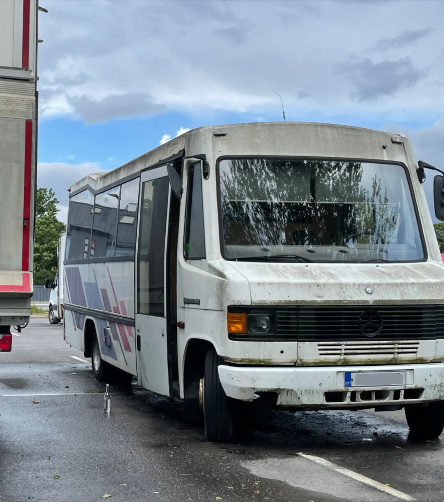 Parklas seisev väikebuss.