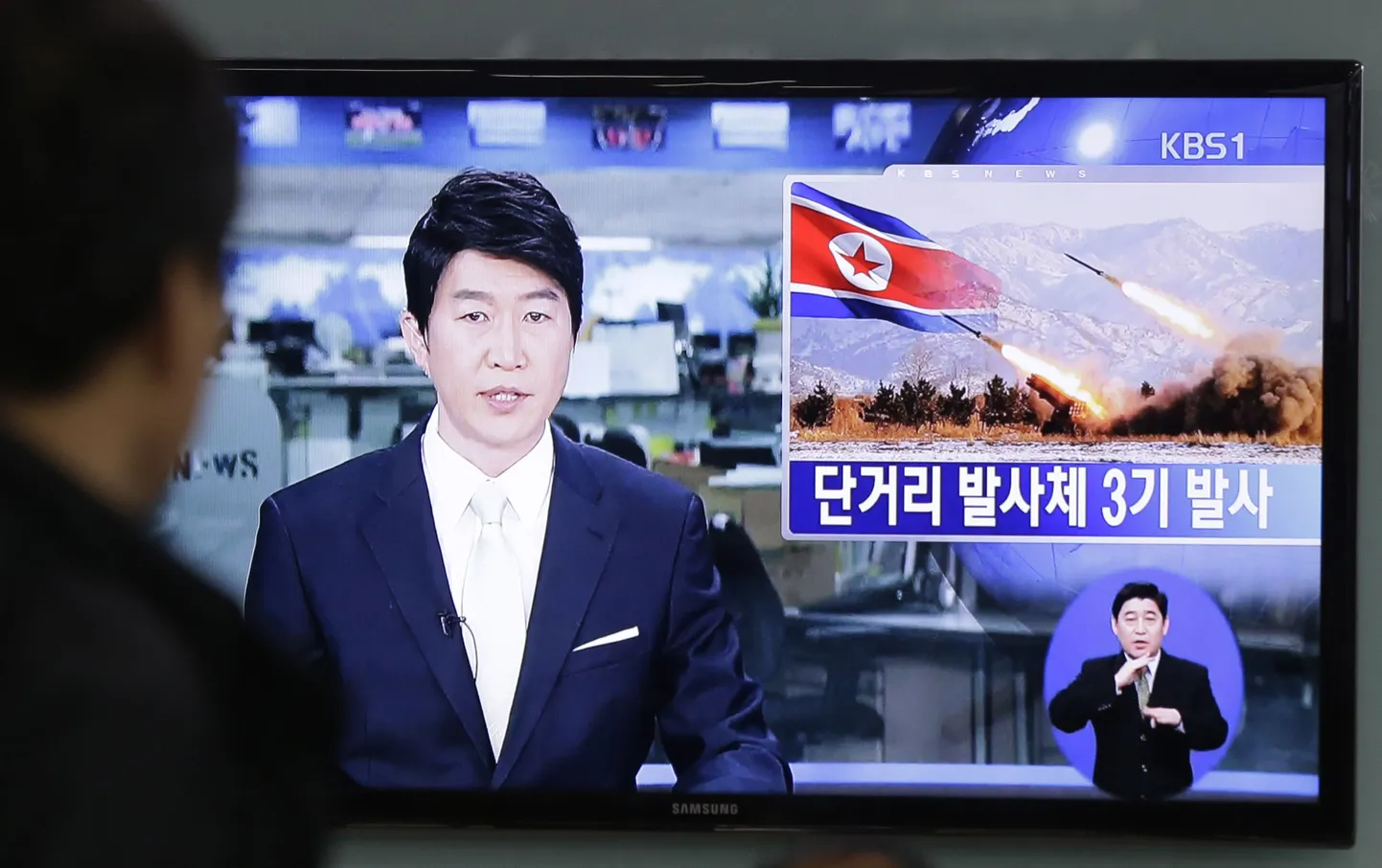 Lõuna-Korea mees vaatab uudiseid, kus teatakse rakettide väljatulistamisest Põhja-Koreas.