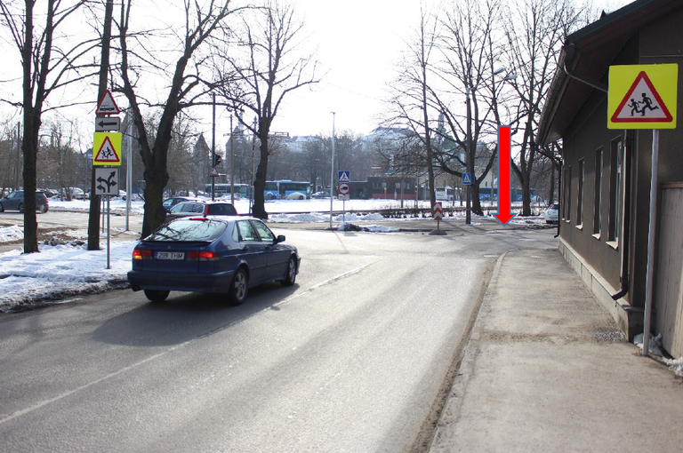 Kopli tänaval, Kotzebue tänavast alates kuni Malmi tänavani peaks olema sõidukiirus vähendatud 30 km/h, kuna antud lõigus on liikumas rohkelt jalakäijaid, kes tulevad Balti jaamast ja liiguvad sealt edasi Kalamaja asumisse. Põhja pst, Kotzebue ja Kopli tänava ristumiskohas, mis on näidatud ka punase noolega pildil, olev reguleerimata ülekäigurada on jalakäijatele ohtlik, kuna kurvi läbides ei ole autojuhid teadlikud ees olevast ülekäigurajast. Antud lõigul alates Põhja pst kuni Malmi tänavani on toimunud kokku kuus liiklusõnnetust kannatanutega, kus on hukkunud üks jalakäija.